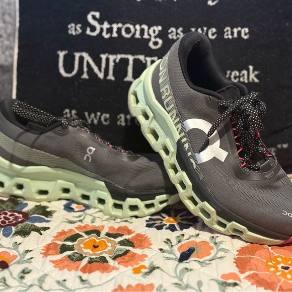 On Running Black and White Athletic Shoes - Picture 7 of 10